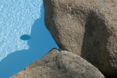 Dettaglio integrazione rocce granito in piscina